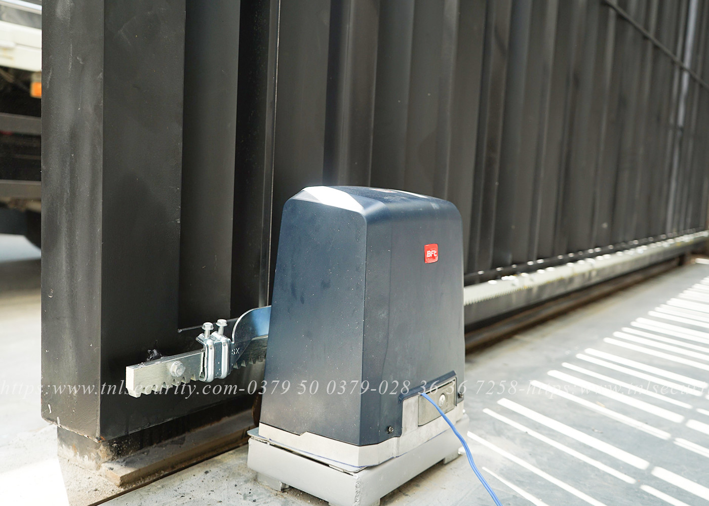 Lap-dat-cong-tu-dong-truot-cho-cua-lua-tai-Tan-Binh